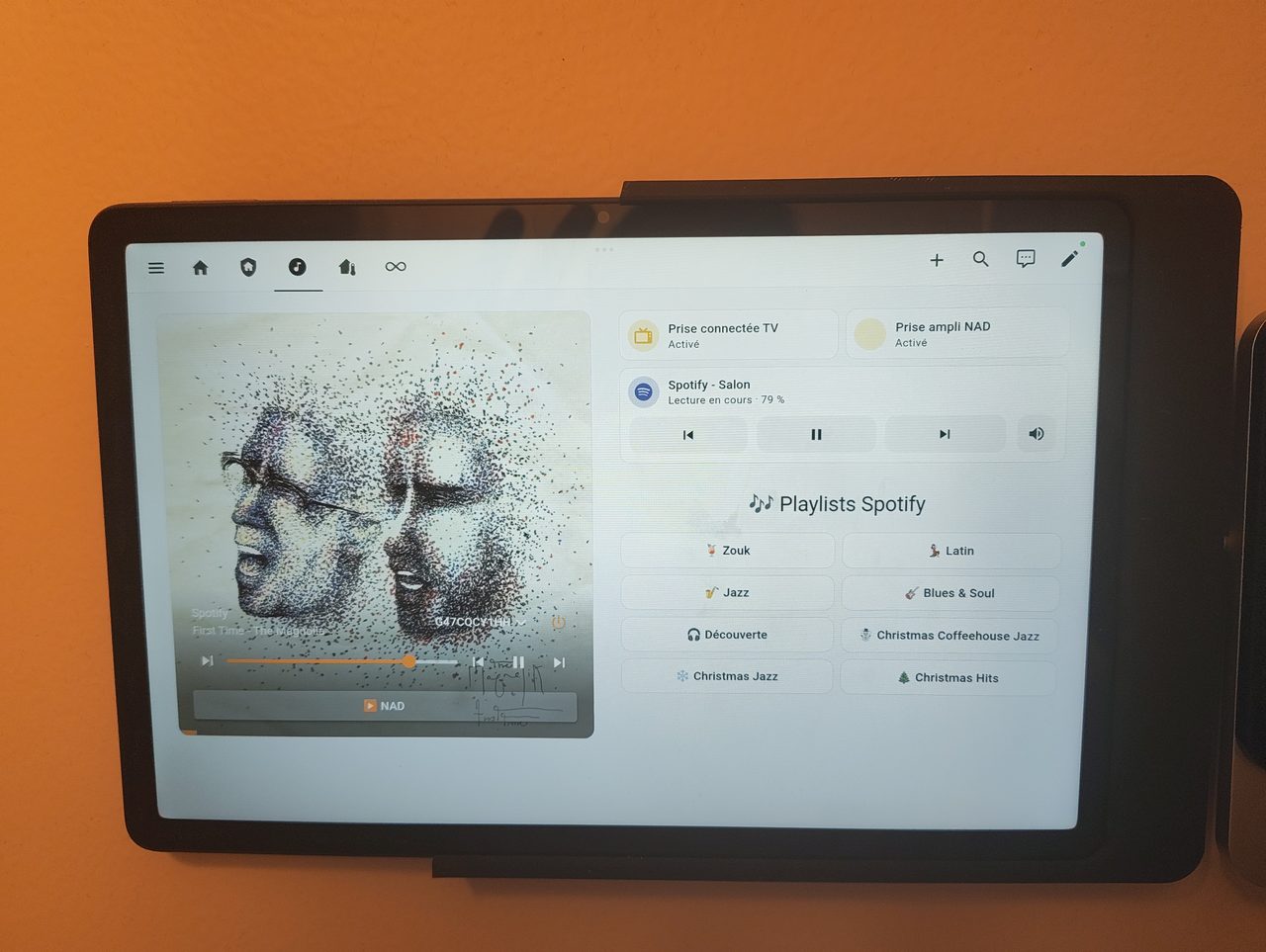 Home Assistant dashboard music view: active Spotify control, NAD amplifier and playlist shortcuts